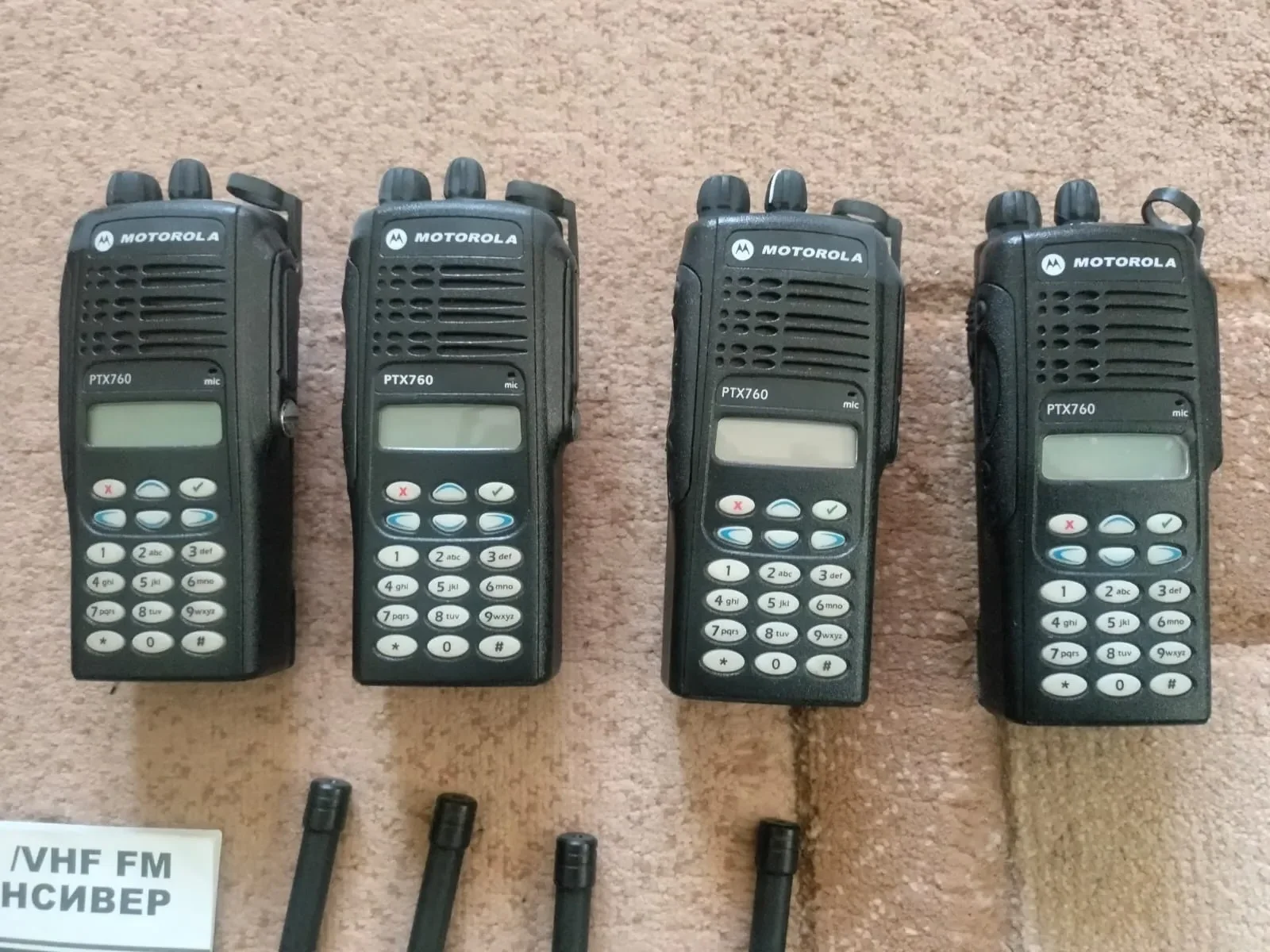 Повний комплект з 4 радіостанцій Motorola Ptx760 Walkie Talkie в кейсі — фото 5
