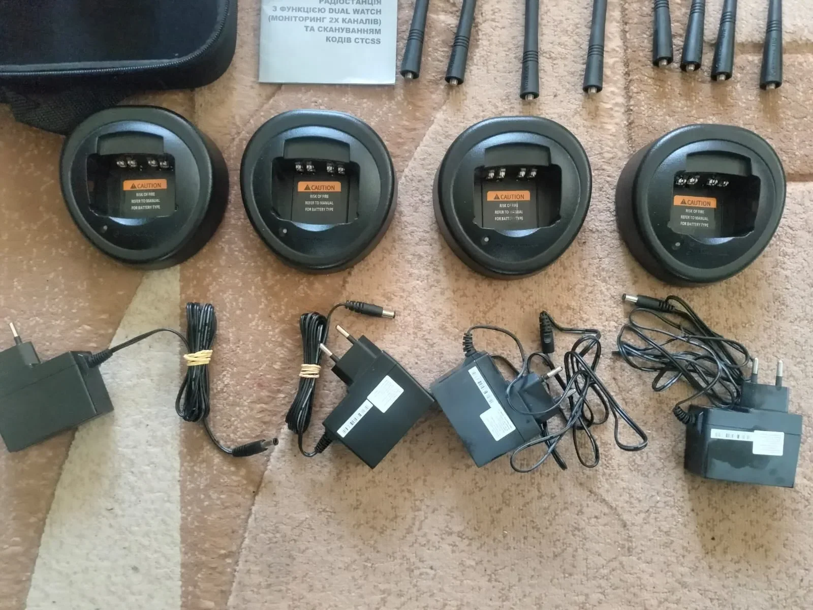 Повний комплект з 4 радіостанцій Motorola Ptx760 Walkie Talkie в кейсі — фото 3
