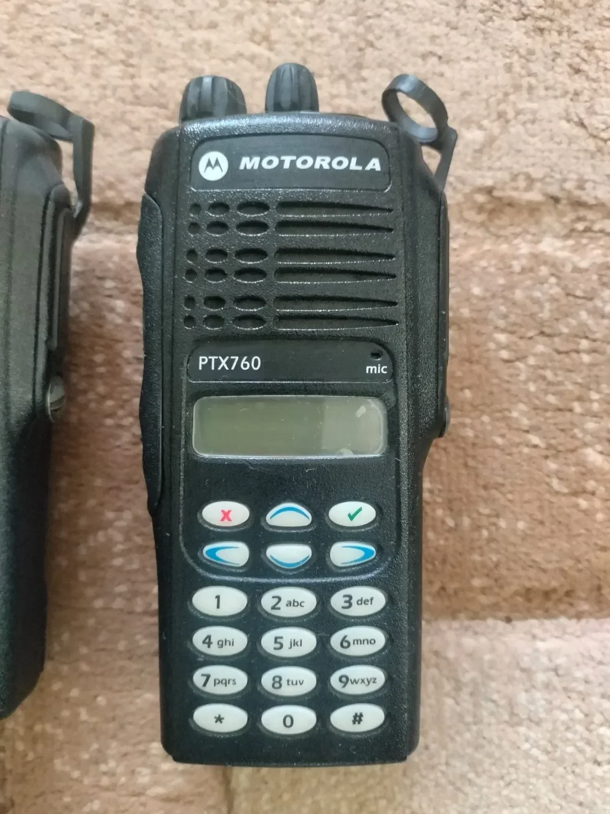 Повний комплект з 4 радіостанцій Motorola Ptx760 Walkie Talkie в кейсі — фото 2