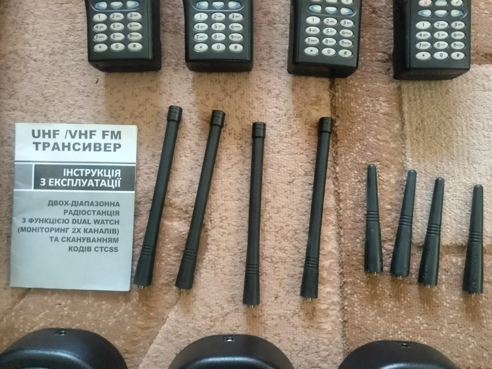 Повний комплект з 4 радіостанцій Motorola Ptx760 Walkie Talkie в кейсі — фото 4