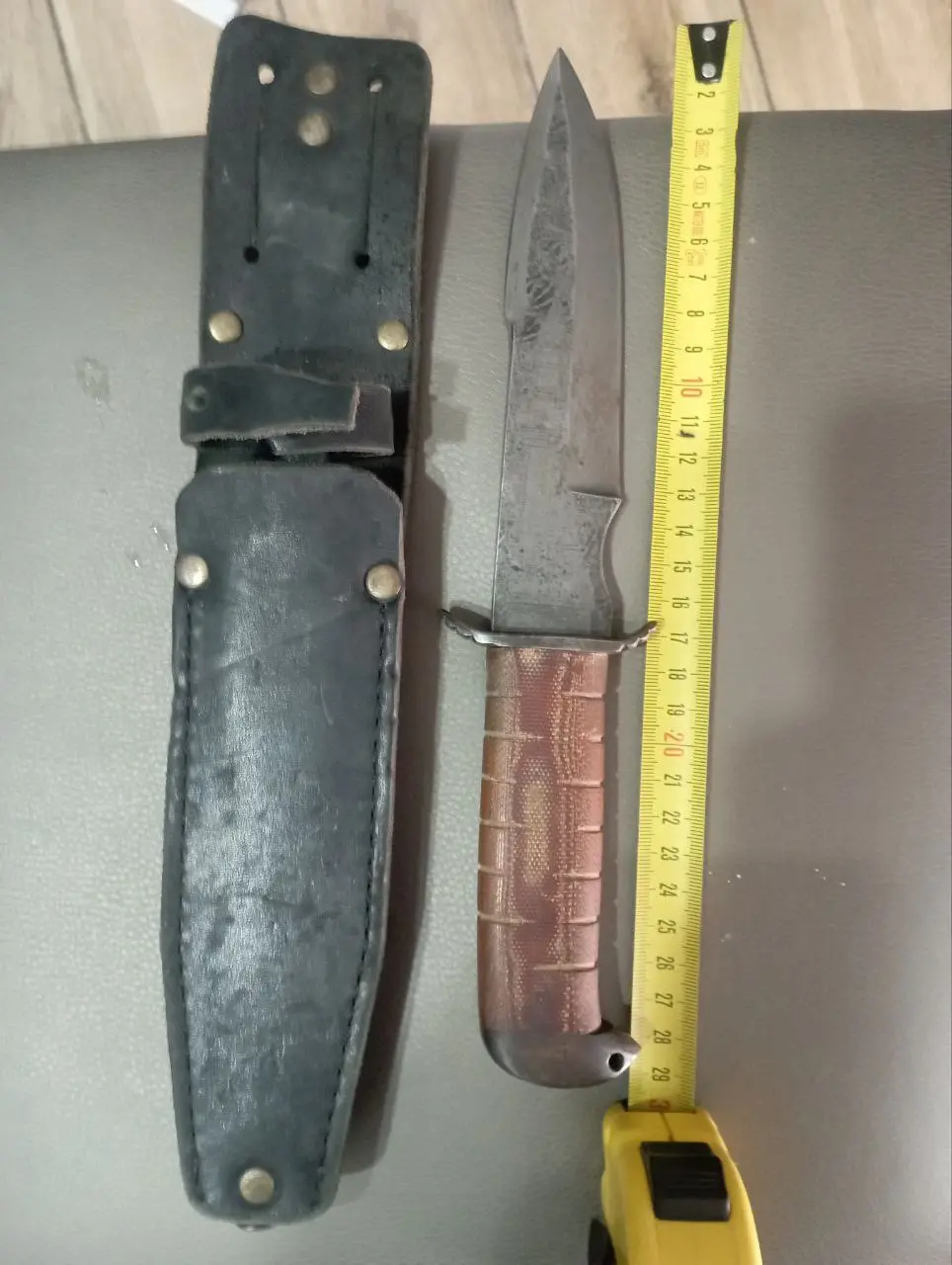 Боевой нож ручной работы в кожаных ножнах