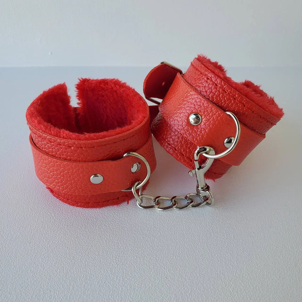 Червоні м’які наручники з ланцюжком