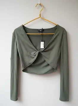 Кроп - Топ PrettyLittleThings з довгим рукавом колір хакі новий