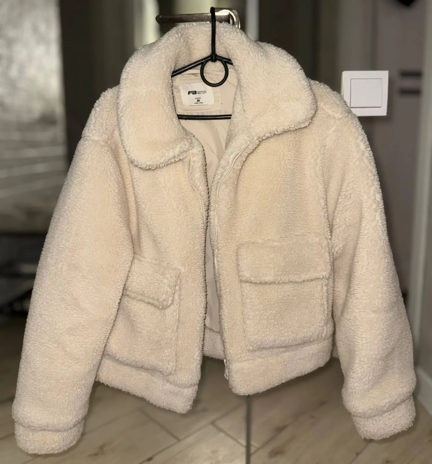 Кофта Teddy New Yorker 🧸 Розмір M Стан 8/10  Тепла, м’яка й неймовірно затишна — як обійми 🫶 Об’ємна, стильна, чудово поєднується з джинсами чи легінсами. Ідеальна для холодних вечорів або прогулянок 