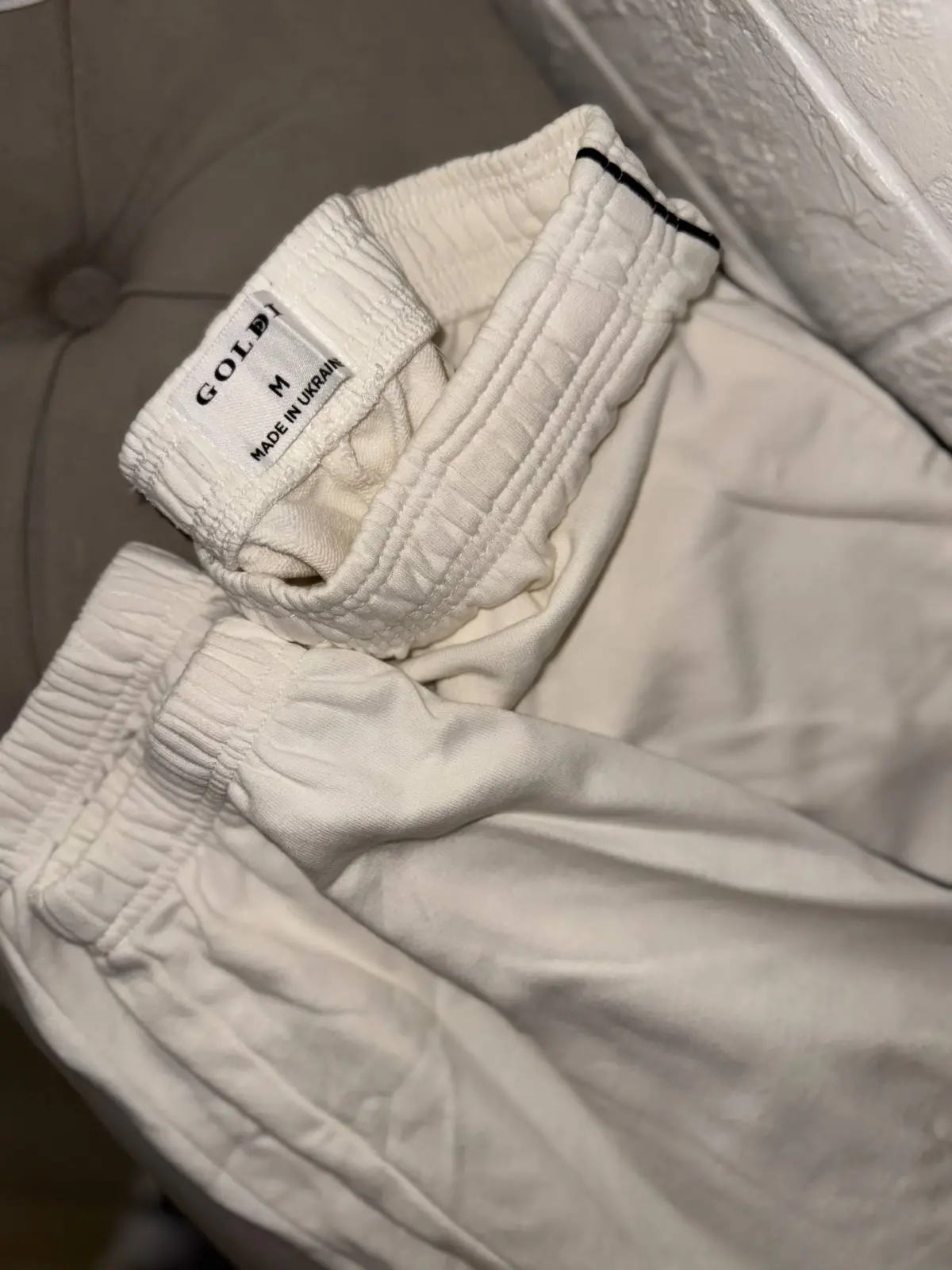 Білі жіночі спортивні штани Goldi 🤍 Розмір M Стан — ідеальний ✨ Без утеплення — легкі, зручні й стильні 🪽  Підійдуть як для прогулянок, так і для затишних домашніх образів. Сидять гарно, не просвічуют