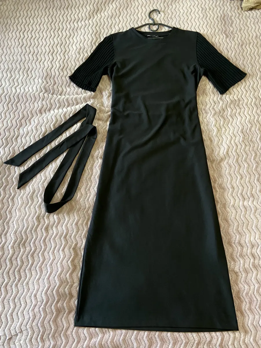 Чорне плаття Zara з поясом