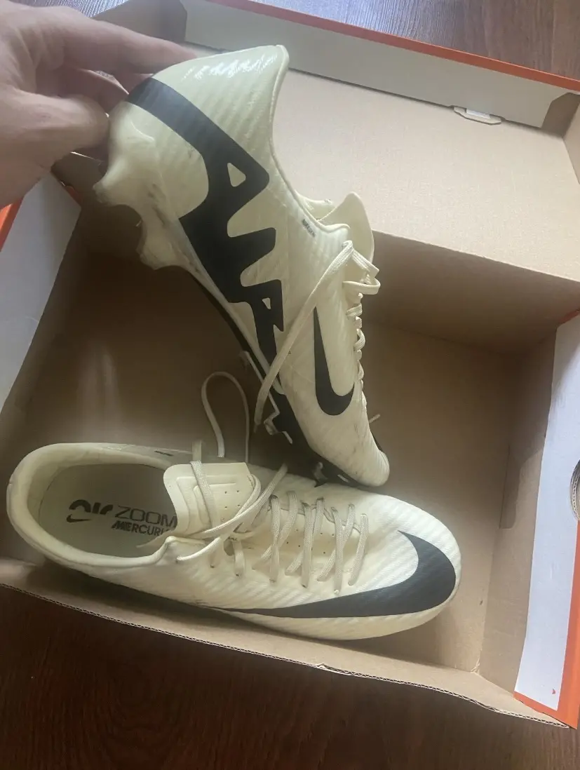 Футбольні бутси Nike Air Zoom | 43 EUR | 9.5 US | 27.5 см |