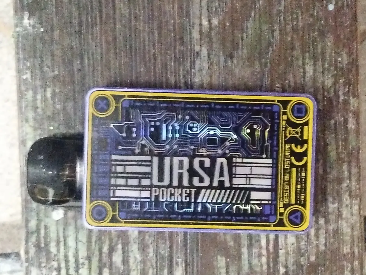 POD-система Lost Vape Ursa Pocket в расцветке Saiyan Trunk. Это уникальное устройство сочетает в себе функции вейпа и портативной игровой консоли с предустановленными играми.  Устройство оснащено встр