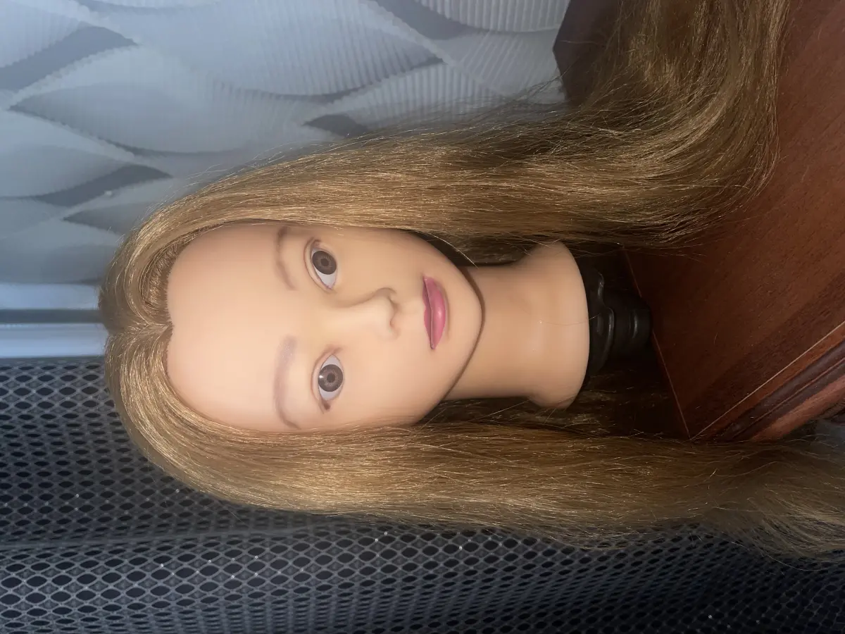 ляльку-манекен для заплітання та тренування зачісок.