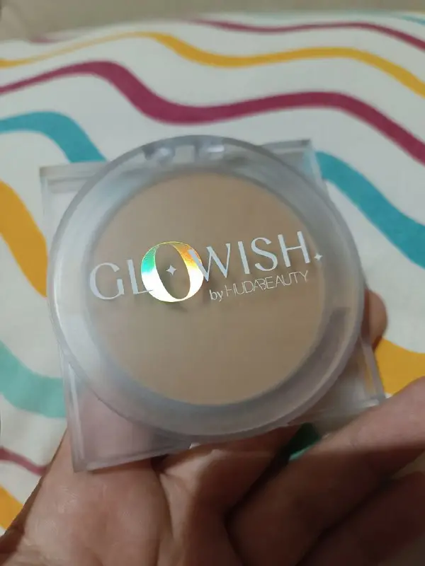 Huda Beauty Glowish Luminous Pressed Powder тон 02 Fair Light 10g