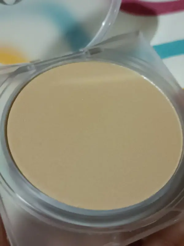 Huda Beauty Glowish Luminous Pressed Powder тон 02 Fair Light 10g — фото 3