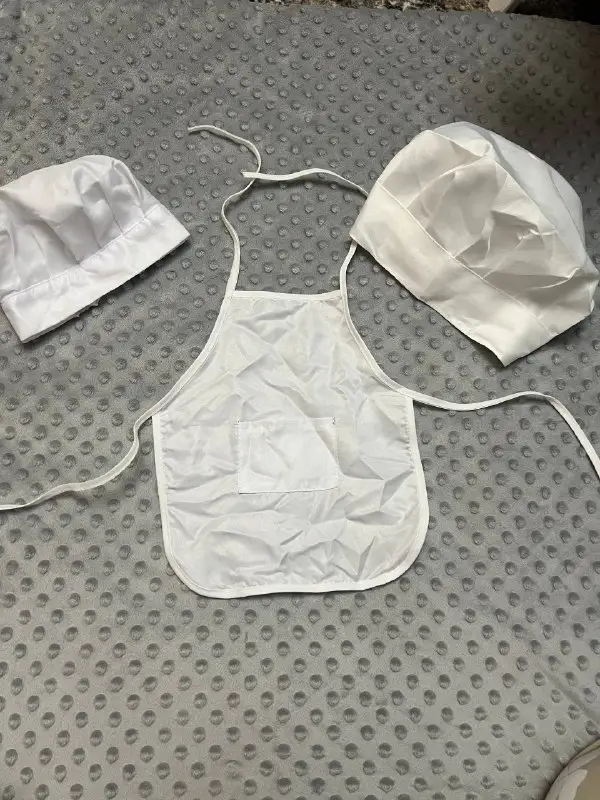 Дитячий набір шеф-кухаря для фотосесії (фартух та 2 ковпаки)