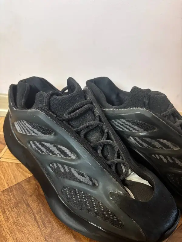 Кросівки Adidas Yeezy 700 V3 Black 43 розмір