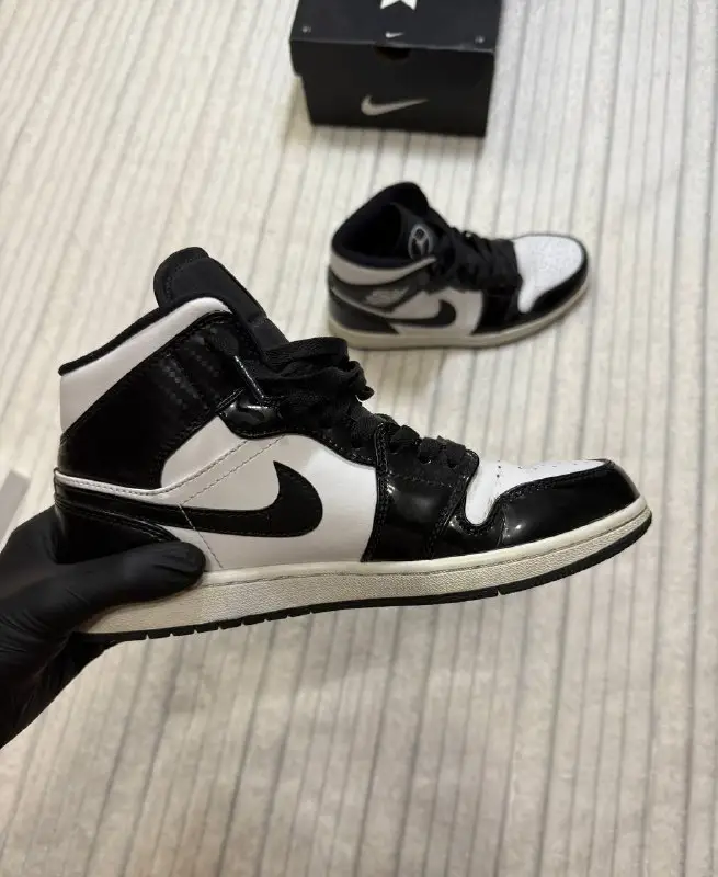 Кросівки Air Jordan 1 Mid White/Black DV0991-101 Розмір 40 — фото 2