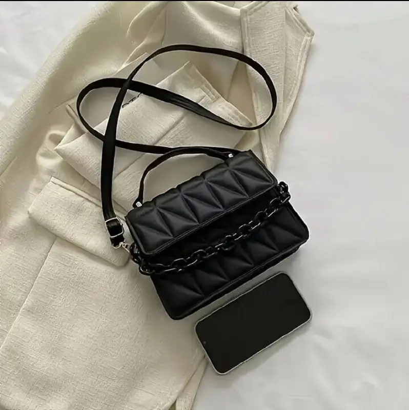 Жіноча сумка-шоколадка чорна стьобана з ланцюжком