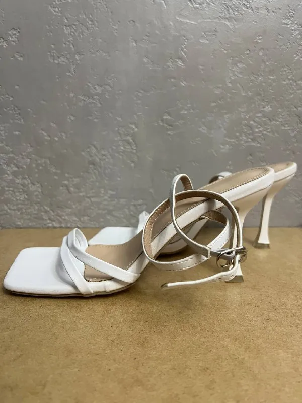 Білі жіночі босоніжки на підборах розмір 40 (25 см)