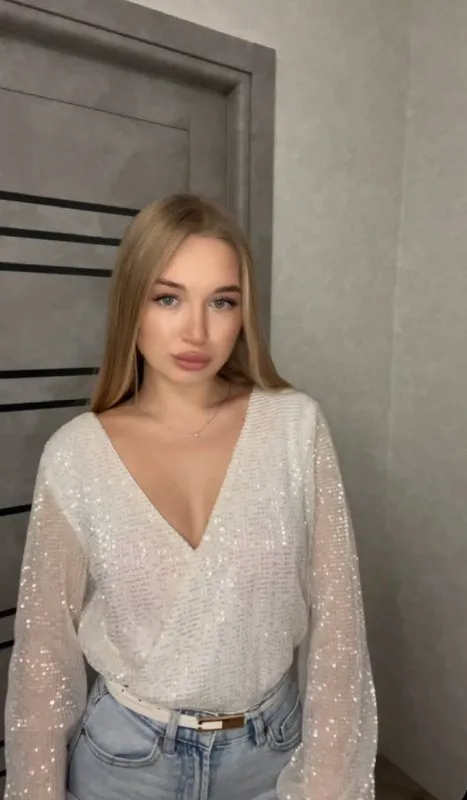 Біле жіноче боді в паєтки розмір S/M