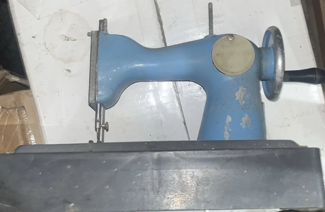 Дитяча швейна машинка ДШМ-1 СРСР вінтаж 1970-х років синя