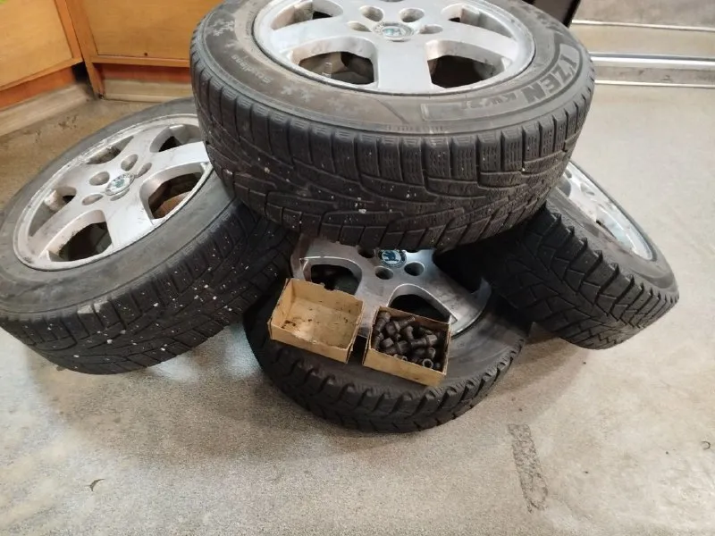 Зимові шини Kumho I'ZEN KW31 175/65R14 з дисками Skoda