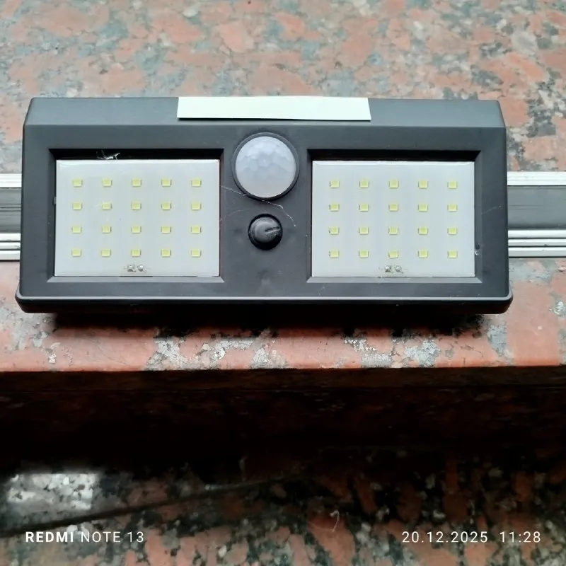 Вуличний LED світильник на сонячній батареї з датчиком руху 1120 Lum