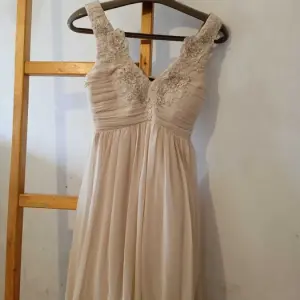 Весільна нарядна сукня 44-48 р