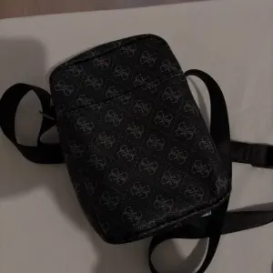 Мужская сумка через плечо Guess