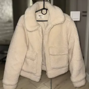 Кофта Teddy New Yorker 🧸 Розмір M Стан 8/10  Тепла, м’яка й неймовірно затишна — як обійми 🫶 Об’ємна, стильна, чудово поєднується з джинсами чи легінсами. Ідеальна для холодних вечорів або прогулянок 