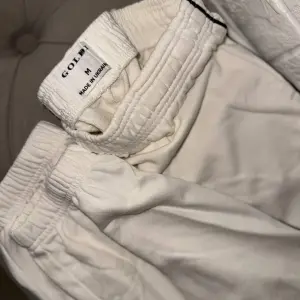 Білі жіночі спортивні штани Goldi 🤍 Розмір M Стан — ідеальний ✨ Без утеплення — легкі, зручні й стильні 🪽  Підійдуть як для прогулянок, так і для затишних домашніх образів. Сидять гарно, не просвічуют