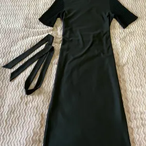 Чорне плаття Zara з поясом