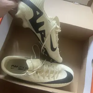 Футбольні бутси Nike Air Zoom | 43 EUR | 9.5 US | 27.5 см |