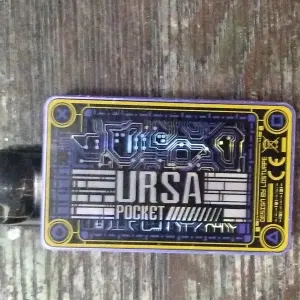 POD-система Lost Vape Ursa Pocket в расцветке Saiyan Trunk. Это уникальное устройство сочетает в себе функции вейпа и портативной игровой консоли с предустановленными играми.  Устройство оснащено встр