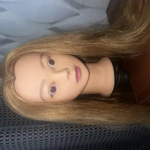 ляльку-манекен для заплітання та тренування зачісок.