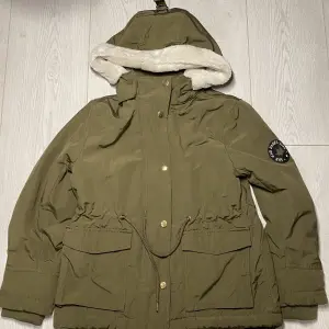 Дитяча парка H&M оливково-зелена з хутром, розмір 129