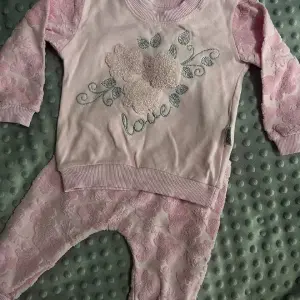 Дитячий рожевий костюм для дівчинки 6-9 місяців