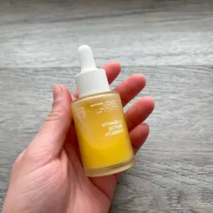 Сироватка для обличчя NATUREAL Glow Serum з вітаміном С та ектоїном