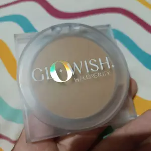Huda Beauty Glowish Luminous Pressed Powder тон 02 Fair Light 10g