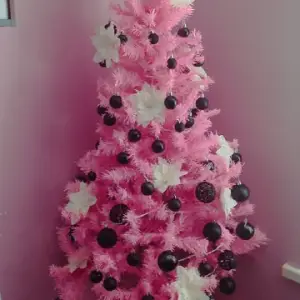 Искусственная розовая елка с набором игрушек и гирляндой