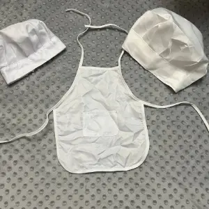 Дитячий набір шеф-кухаря для фотосесії (фартух та 2 ковпаки)