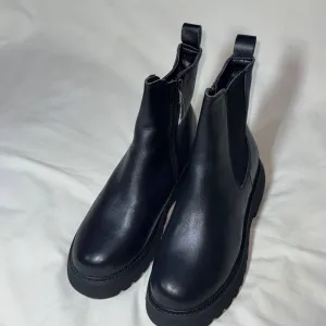 Жіночі зимові черевики Fashion еко-шкіра на тракторній підошві