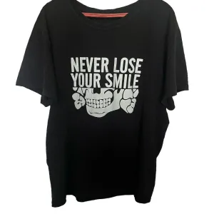 Чорна футболка Never Lose Your Smile