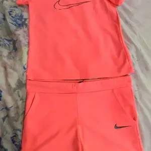 Костюм жіночий спортивний рожевий Nike 46 розмір б/в