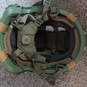 Продам плитоноску plate carrier vest 6 клас І шолом тактичний fast helmet nij iiia + навушники walkers razor slim з чебурашкою + ліхтарик + кавер