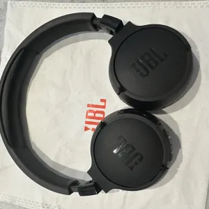JBL Tune 670NC з активним шумоподавленням