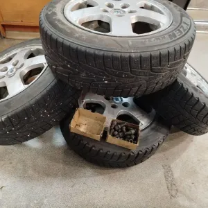 Зимові шини Kumho I'ZEN KW31 175/65R14 з дисками Skoda